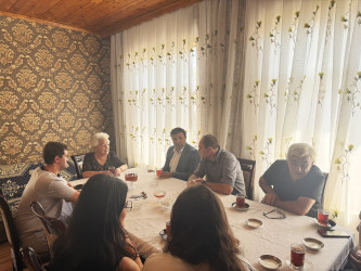 Göyçay Rayon İcra Hakimiyyətinin başçısı Orxan Mürsəlov Azərbaycanın Milli Qəhrəmanı şəhid Yuri Kovalyovun qardaşı Vitali Kovalyov, qızı Regina Kovalyova, onun həyat yoldaşı, Vətən müharibəsi iştirakçısı Denis Quzlayev və şəhidin döyüş yoldaşları ilə görüşüb