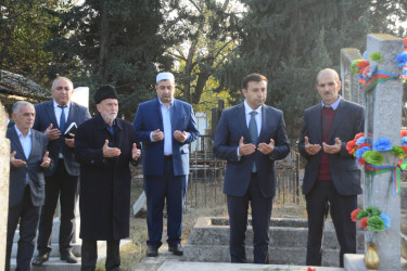 Rayon İcra Hakimiyyətinin başçısı şəhidlərin məzarlarını ziyarət edib