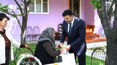 Göyçay Rayon İcra Hakimiyyətinin başçısı Orxan Mürsəlov şəhid Dəyanət Beydullayevin anası Xəzangül Beydullayevanı 75 yaşı tamam olması münasibətilə təbrik edib