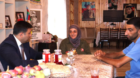 Rayon İcra Hakimiyyətinin başçısı Orxan Mürsəlov şəhid Kənan Ömərlinin anası Məhluqə Ömərovanı 65 illik yubileyi münasibətilə təbrik edib