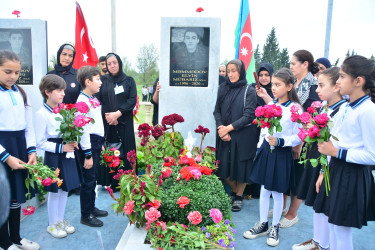 Göyçay rayonunun Ləkçılpaq kəndində Vətən müharibəsi şəhidi Elvin Məmmədovun üçüncü ildönümü məzarı önündə qeyd olundu