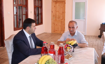 Göyçay Rayon İcra Hakimiyyətinin başçısı Orxan Mürsəlov şəhid Xəyyam Hüseynovun atası Hüseyn Hüseynovu 60 illik yubileyi münasibətilə təbrik edib