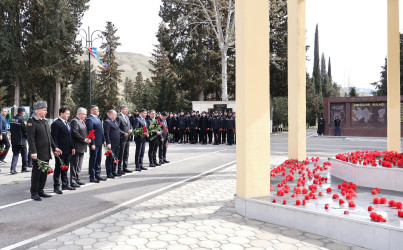 31 Mart – Azərbaycanlıların Soyqırımı Gününün 108-ci ildönümü ilə bağlı Göyçay Rayon İcra Hakimiyyətinin başçısı, YAP rayon təşkilatının sədri və hüquq mühafizə orqanlarının rəhbərləri soyqırım qurbanlarının xatirəsinə ucaldılmış abidə kompleksini ziyarət ediblər