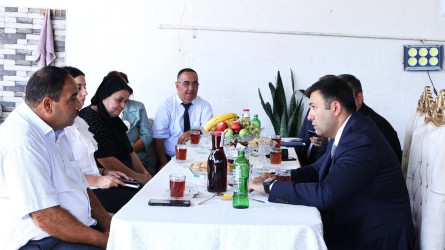 Göyçay Rayon İcra Hakimiyyətinin başçısı Orxan Mürsəlov  şəhid anası Ruhiyyə Dəmirovanın 50 illik yubileyi münasibətilə təbrik edib
