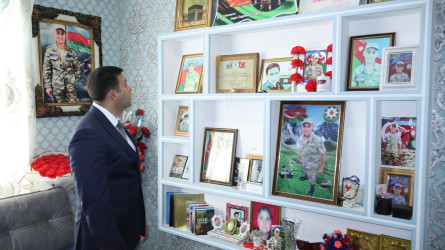 Rayon İcra Hakimiyyətinin başçısı Orxan Mürsəlov Qaraman kəndində şəhid Xəyal Həsənovun ailəsini ziyarət edib.