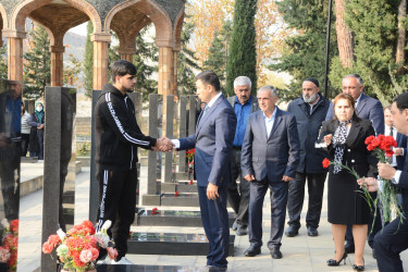 Göyçay Rayon İcra Hakimiyyətinin başçısı torpaqlarımızın azadlığı uğrunda canından keçən qəhrəman Vətən oğullarının əziz xatirəsini yad edib