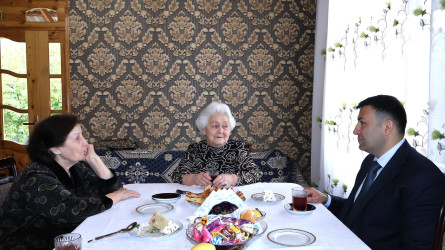 Göyçay Rayon İcra Hakimiyyətinin başçısı Orxan Mürsəlov Müqəddəs Pasxa bayramı münasibətilə Birinci Qarabağ müharibəsində itkin düşmüş şəhid Oleq Kujeyevin anası Nina Morozovanı ziyarət edib