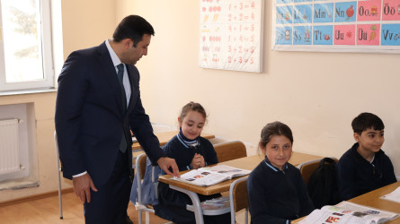 Rayon İcra Hakimiyyətinin başçısı Orxan Mürsəlov Şəkili kənd məktəbində müəllim və şagirdlərlə görüşüb