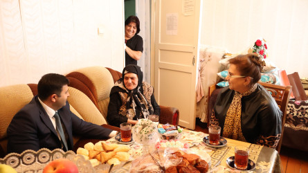 Göyçay Rayon İcra Hakimiyyətinin başçısı Orxan Mürsəlov şəhid anası Güldənə Ağamaliyevanı 90 illik yubileyi münasibətilə təbrik edib