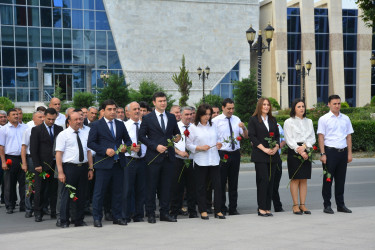 Göyçayda 23 İyun - Dövlət Qulluqçularının Peşə Bayramı Günü münasibətilə Ulu Öndər Heydər Əliyevin abidəsi ziyarət olundu