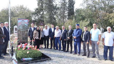 Göyçay Rayon İcra Hakimiyyətinin başçısı şəhidlərin məzarlarını ziyarət edib