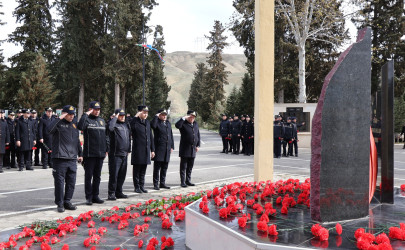 31 Mart – Azərbaycanlıların Soyqırımı Gününün 108-ci ildönümü ilə bağlı Göyçay Rayon İcra Hakimiyyətinin başçısı, YAP rayon təşkilatının sədri və hüquq mühafizə orqanlarının rəhbərləri soyqırım qurbanlarının xatirəsinə ucaldılmış abidə kompleksini ziyarət ediblər