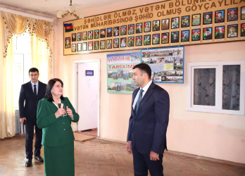 Rayon İcra Hakimiyyətinin başçısı Orxan Mürsəlov Kitabxananın direktoru Nazlı Əhmədovanı çalışmanın yaş həddinə çatması ilə əlaqədar təbrik edib