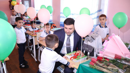 Göyçay Rayon İcra Hakimiyyətinin başçısı Orxan Mürsəlov “Bilik Günü” münasibətilə şəhərin 1, 3 və 4 nömrəli tam orta məktəblərində olub, müəllim və şagirdlərlə görüşərək onlara yeni tədris ilində uğurlar arzulayıb.