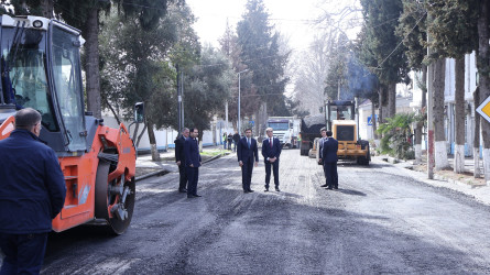 Rayon İcra Hakimiyyətinin başçısı Orxan Mürsəlov və Milli Məclisin deputatı Sabir Hacıyev Göyçay şəhərində küçələrin asfaltlanması işləri ilə maraqlanıb.