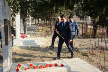 Rayon İcra Hakimiyyətinin başçısı Orxan Mürsəlov şəhidlərin məzarlarını ziyarət edib