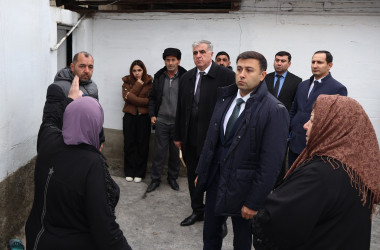 Rayon İcra Hakimiyyətinin başçısı Orxan Mürsəlov Göyçay şəhəri Füzuli küçəsində yanğın baş vermiş yaşayış evlərinə baxış keçirib
