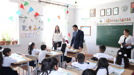 Rayon İcra Hakimiyyətinin başçısı Orxan Mürsəlov Şəkər kənd məktəbində müəllim və şagirdlərlə görüşüb