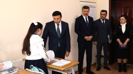 Rayon İcra Hakimiyyətinin başçısı Orxan Mürsəlov Şəkili kənd məktəbində müəllim və şagirdlərlə görüşüb