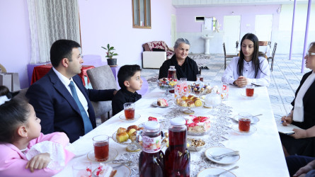Göyçay Rayon İcra Hakimiyyətinin başçısı Orxan Mürsəlov şəhid Toğrul Hacıyevin övladları Ləman və Tunarı doğum günü münasibətilə təbrik edib