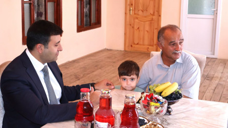 Göyçay Rayon İcra Hakimiyyətinin başçısı Orxan Mürsəlov şəhid Xəyyam Hüseynovun atası Hüseyn Hüseynovu 60 illik yubileyi münasibətilə təbrik edib