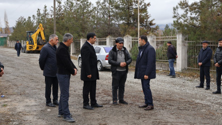 Göyçay Rayon İcra Hakimiyyətinin başçısı Orxan Mürsəlov Ənvər Məmmədəxanlı küçəsində aparılan abadlıq işləri ilə bağlı yenidən ərazidə olub
