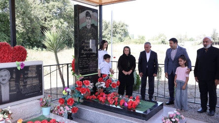 Göyçay Rayon İcra Hakimiyyətinin başçısı şəhid məzarlarını ziyarət edib