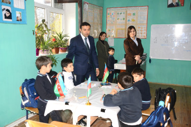 Rayon İcra Hakimiyyətinin başçısı Orxan Mürsəlov Qaraman kənd məktəbində müəllim və şagirdlərlə görüşüb, tədrisin təşkili ilə maraqlanıb.