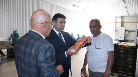 Rayon İcra Hakimiyyətinin başçısı Orxan Mürsəlov “Siracoğlu” fermer təsərrüfatına məxsus soyuducu anbar  və meyvə-tərəvəz qurutma müəssisəsində olub