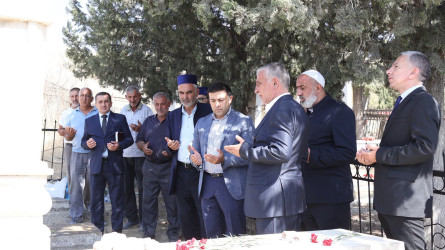 Göyçay Rayon İcra Hakimiyyətinin başçısı şəhid məzarlarını ziyarət edib