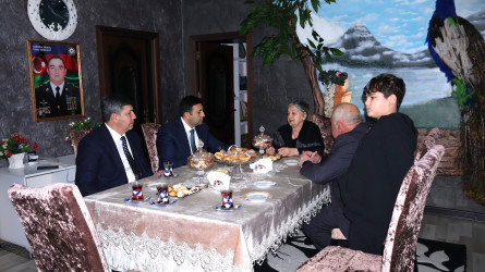 Göyçay Rayon İcra Hakimiyyətinin başçısı Orxan Mürsəlov  Vətən müharibəsi şəhidi polkovnik-leytenant Vidadi Xəlilovun anası Əminə Xəlilovanı doğum günü münasibətilə təbrik edib
