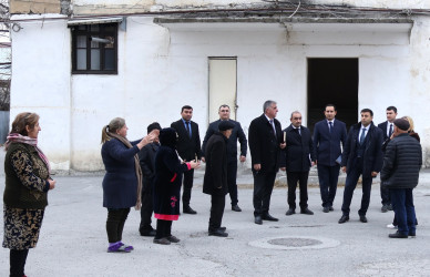 Rayon İcra Hakimiyyətinin başçısı Orxan Mürsəlov Göyçay şəhəri Bakı küçəsində çoxmənzilli binalara baxış keçirib, sakinlərin şikayət və təkliflərini dinləyib
