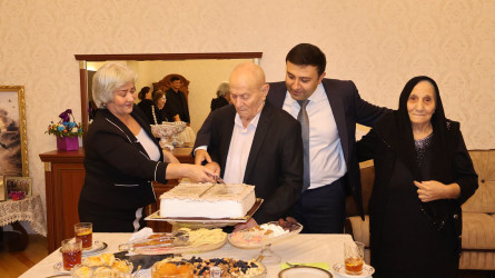 Göyçay Rayon İcra Hakimiyyətinin başçısı Orxan Mürsəlov şəhid Zaur Mehdiyevin atası Azad Mehdiyevi 90 illik yubileyi münasibətilə təbrik edib, uzun ömür və cansağlığı arzulayıb
