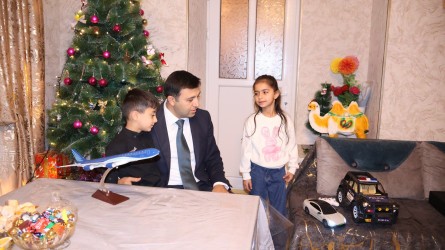 Rayon İcra Hakimiyyətinin başçısı Orxan Mürsəlov Vətən müharibəsi şəhidi Toğrul Hacıyevin qızı Ləmanın gələcəkdə pilot olmaq arzusunu dəstəkləmək və xəyallarının gerçəkləşməsi üçün xüsusi hədiyyələri təqdim edib.