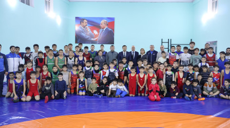 Rayon İcra Hakimiyyətinin başçısı Orxan Mürsəlov idmanın yunan-Roma güləş növü ilə məşğul olan idmançılarla görüşüb