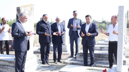 Rayon İcra Hakimiyyətinin başçısı Orxan Mürsəlov şəhid ailələrinin üzvləri ilə birlikdə torpaqlarımızın azadlığı uğrunda canından keçən qəhrəman vətən övladları şəhid Ömərli Kənan Elxan oğlunun, Mayılov Rüfət Bəhram oğlunun, Əliyev Azər Elnur oğlunun, Kərimli Azad Elşad oğlunun, Məmmədov Sənan Tehran oğlunun, Hüseynov Xəyyam Hüseyn oğlunun, Qasımov Qismət Yolçu oğlunun, Qafarov Kənan Siyaqif oğlunun və Qasımov Teymur Mikayıl oğlunun məzarlarını ziyarət edib