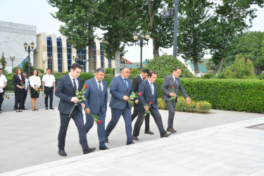 Göyçayda 23 İyun - Dövlət Qulluqçularının Peşə Bayramı Günü münasibətilə Ulu Öndər Heydər Əliyevin abidəsi ziyarət olundu