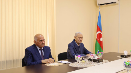 Rayon İcra Hakimiyyətinin başçısı Orxan Mürsəlov və Milli Məclisin deputatı Sabir Hacıyev uzun illər Göyçayda müxtəlif rəhbər vəzifələrdə çalışmış rayon ağsaqqalı Atəş Salahovu 85 illik yubileyi münasibətilə təbrik edib, uzun ömür və cansağlığı arzulayıb