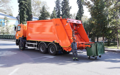 Rayon İcra Hakimiyyətinin başçısı Orxan Mürsəlov və Milli Məclisin deputatı Sabir Hacıyev Göyçay Rayon Kommunal Təsərrüfat Müəssisəsi üçün alınmış xüsusi maşın və avadanlıqlara baxış keçirib