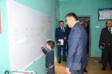 Rayon İcra Hakimiyyətinin başçısı Orxan Mürsəlov Qaraman kənd məktəbində müəllim və şagirdlərlə görüşüb, tədrisin təşkili ilə maraqlanıb.
