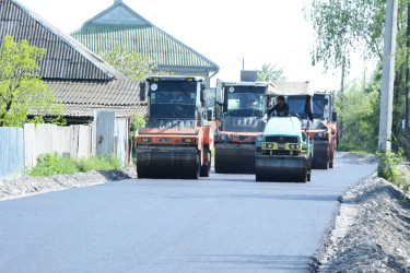 Rayonun Ulaşılı Şıxlı kəndinə yeni asfalt örtüyünün çəkilməsi işləri davam edir
