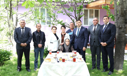 Göyçay Rayon İcra Hakimiyyətinin başçısı Orxan Mürsəlov şəhid Dəyanət Beydullayevin anası Xəzangül Beydullayevanı 75 yaşı tamam olması münasibətilə təbrik edib