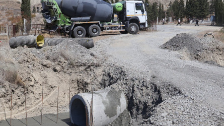Rayon İcra Hakimiyyətinin başçısı Orxan Qarabaqqal kəndində Birinci Qarabağ müharibəsi şəhidlərinin qəbirüstü abidəsinə və qəbiristanlıq yolunda aparılan təmir-bərpa işlərinə baxış keçirib