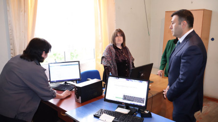 Rayon İcra Hakimiyyətinin başçısı Orxan Mürsəlov Kitabxananın direktoru Nazlı Əhmədovanı çalışmanın yaş həddinə çatması ilə əlaqədar təbrik edib