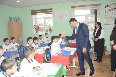 Rayon İcra Hakimiyyətinin başçısı Orxan Mürsəlov Qaraman kənd məktəbində müəllim və şagirdlərlə görüşüb, tədrisin təşkili ilə maraqlanıb.