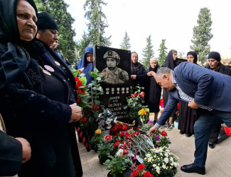 44 günlük Vətən müharibəsi şəhidlərinin beşinci ildönümü məzarları önündə qeyd olunub