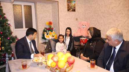 Rayon İcra Hakimiyyətinin başçısı Orxan Mürsəlov Vətən müharibəsi şəhidi Toğrul Hacıyevin qızı Ləmanın gələcəkdə pilot olmaq arzusunu dəstəkləmək və xəyallarının gerçəkləşməsi üçün xüsusi hədiyyələri təqdim edib.