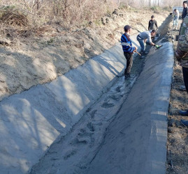 Göyçayda əkin sahələrinin suvarılmasının yaxşılaşdırılması məqsədilə arxların betonlanması işlərinə başlanılıb