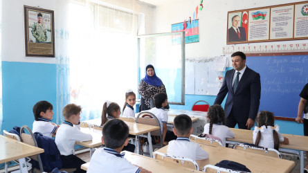 Rayon İcra Hakimiyyətinin başçısı Orxan Mürsəlov Çayarxı kənd məktəbində müəllim və şagirdlərlə görüşüb