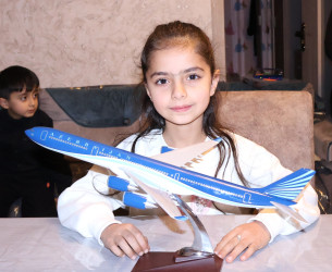 Rayon İcra Hakimiyyətinin başçısı Orxan Mürsəlov Vətən müharibəsi şəhidi Toğrul Hacıyevin qızı Ləmanın gələcəkdə pilot olmaq arzusunu dəstəkləmək və xəyallarının gerçəkləşməsi üçün xüsusi hədiyyələri təqdim edib.